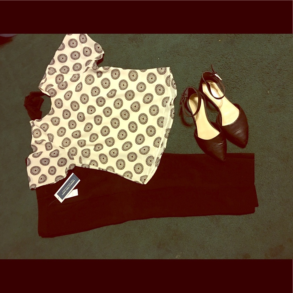 Black ankle pants.